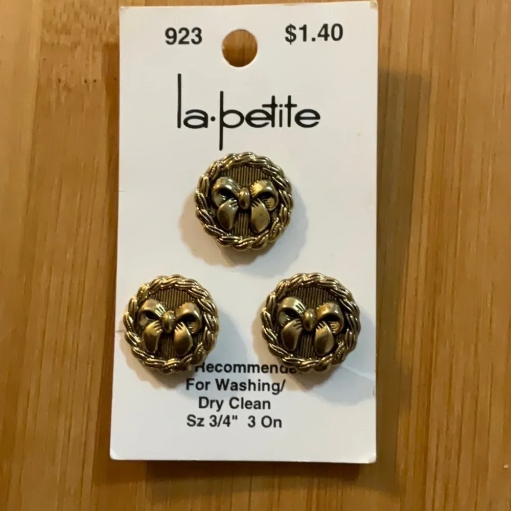 La.petite Buttons 4 Cards 12 Buttons Antique Gold 3/4” Bow in Circle